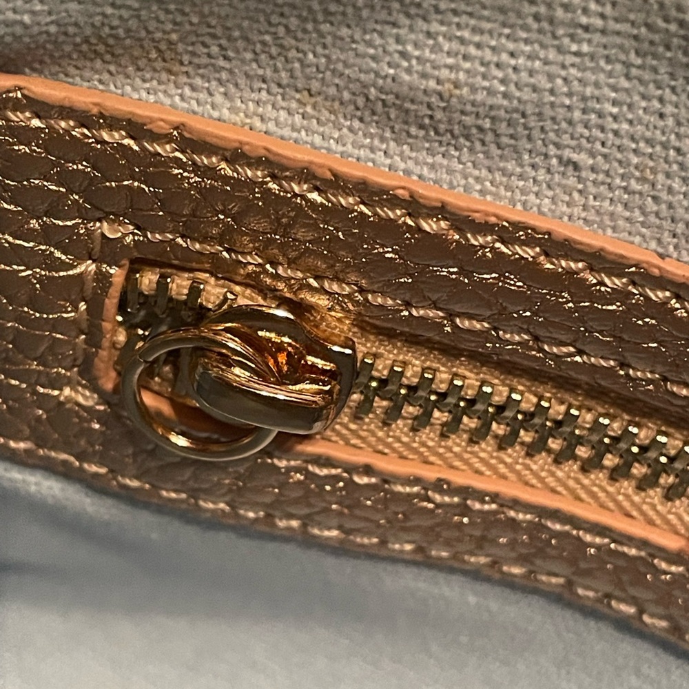This gorgeous bag is a true work of art! - Picture 5 of 8